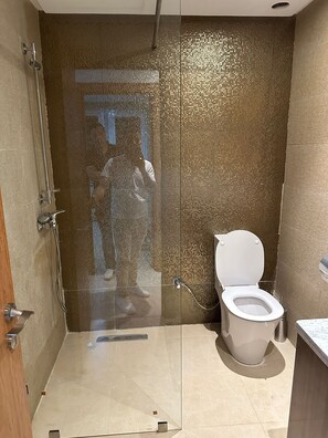 Shower, towels, toilet paper - Beautiful T3 apartment with swimming pool and private parking (Agadir)