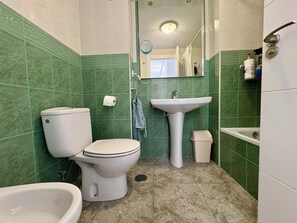 مجففات شعر، مراحيض شطف، مناشف، ورق حمّام