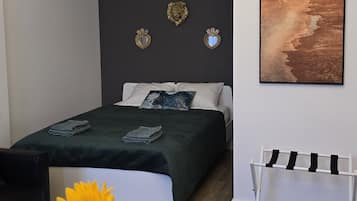 1 slaapkamer, geluiddichte muren, een strijkplank/strijkijzer