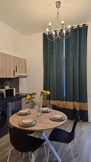 A modern kitchen with a dining area. - Inspiracion Valencia (València)
