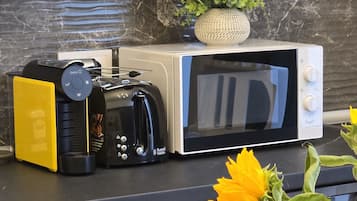 Comfort Apartment, 1 Double Bed with Sofa bed, Non Smoking, Private Bathroom | Private kitchen | Mini-fridge, microwave, stovetop, cookware/dishes/utensils