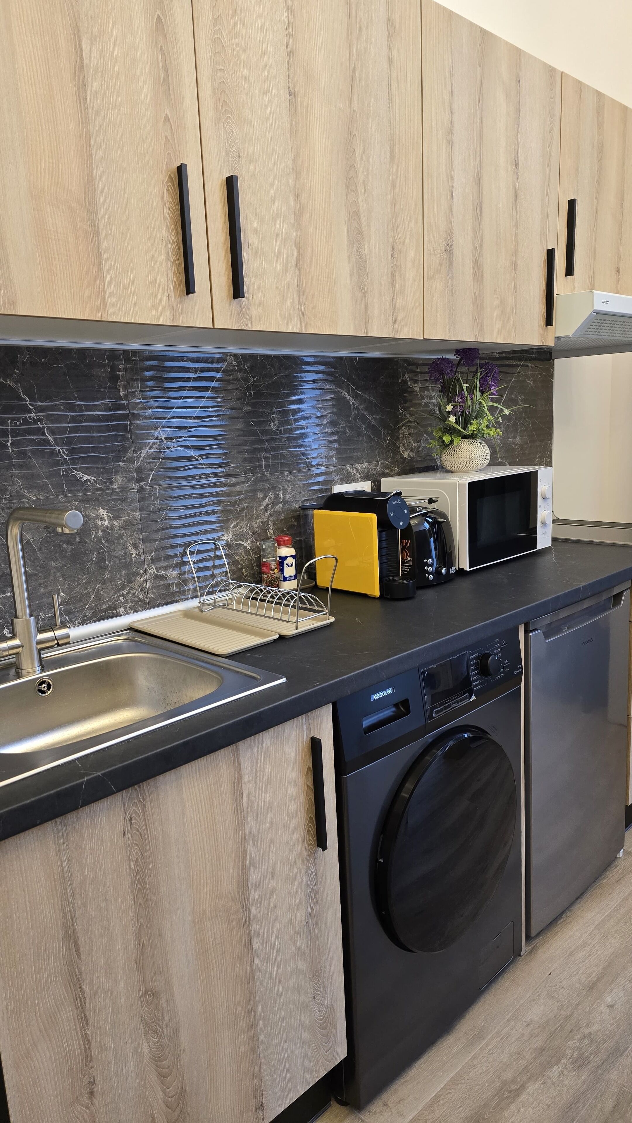 Comfort-lejlighed - 1 dobbeltseng med sovesofa - ikke-ryger - privat badeværelse | Privat køkken | Minikøleskab, mikrobølgeovn, kogeplade, køkkentøj/tallerkener/redskaber