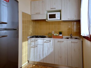Refrigerador, microondas, parrilla de estufa y cafetera y tetera 
