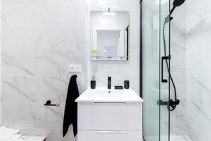 Shower, towels - Los Gases 1BR Penthouse (Torrevieja)