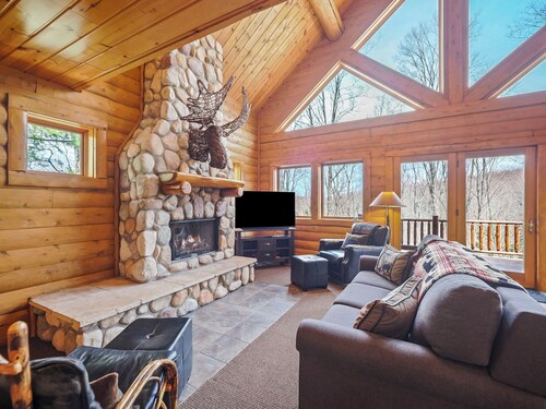 Private 3 BR Mountain Cabin  | Ski-In/Ski-Out | Sleeps 12 | Balcony Deck