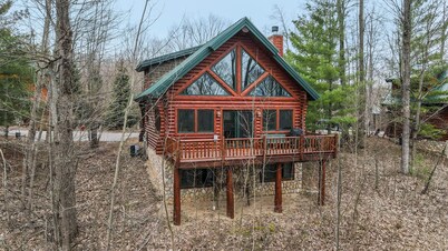 Private 3 BR Mountain Cabin  | Ski-In/Ski-Out | Sleeps 12 | Balcony Deck