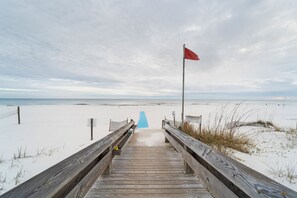 På stranden