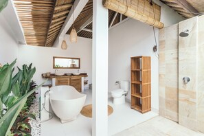 Sèche-cheveux, serviettes fournies, savon, papier toilette