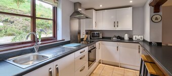 Host Stay Coombe Cottage