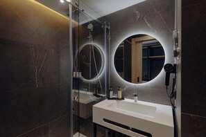 Douche, sèche-cheveux, serviettes fournies, savon