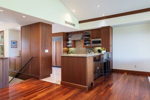 KĂŒhlschrank, Mikrowelle, Ofen, Herdplatte