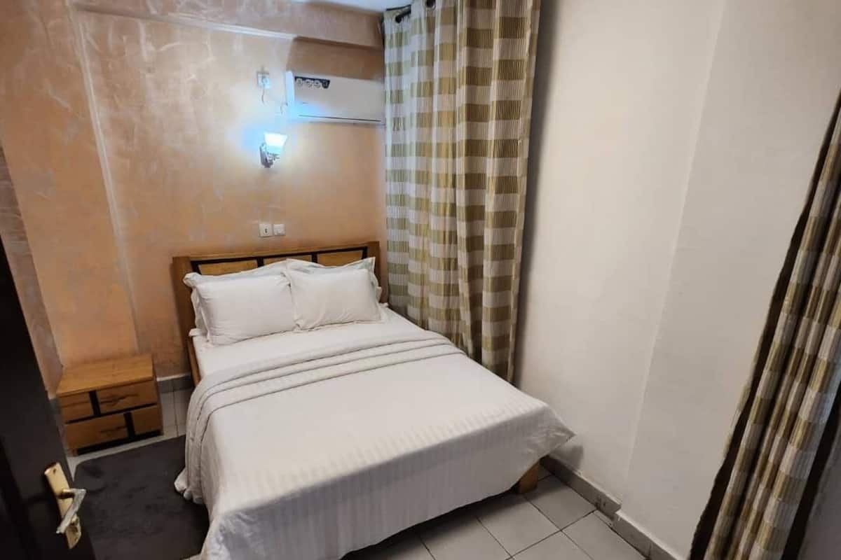 2 habitaciones, escritorio y espacio para trabajar con laptop