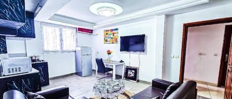 Comfort Apartment, Balcony | Ruang tamu | TV