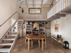 Villa Deluxe - utsikt mot bergen | Matsal
