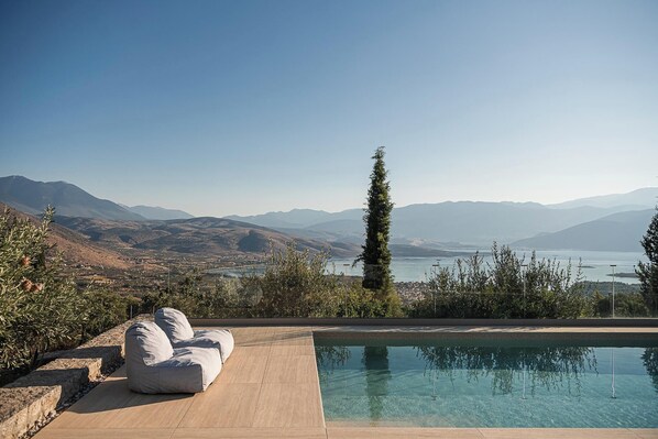 Outdoor pool, pool umbrellas, pool loungers - Rosmarino Villa Galaxidi (Delphi)