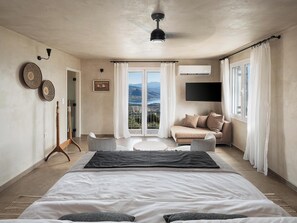 5 bedrooms, Egyptian cotton sheets, premium bedding, memory-foam beds - Rosmarino Villa Galaxidi (Delphi)