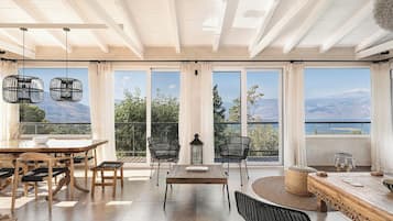 Deluxe Villa, Mountain View | Ruang tamu | 43 inci sebuah televisyen pintar dengan digital, pendiangan, pejabat