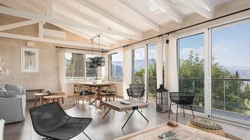 Deluxe Villa, Mountain View | Living room | 43-inch Smart TV with digital channels, fireplace, offices