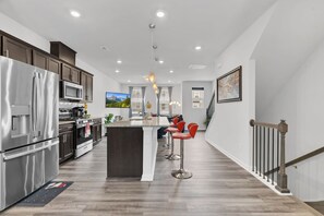 Microondas, horno, parrilla de estufa y lavavajillas 