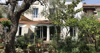 Maison de ville. Vaste terrasse en bois. Jardin clos doté d'arbres centenaires.
