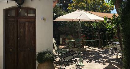 Maison de ville. Vaste terrasse en bois. Jardin clos doté d'arbres centenaires.