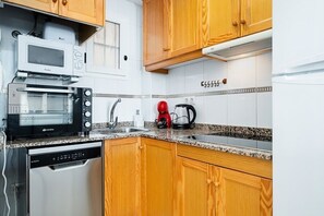Réfrigérateur, micro-ondes, lave-vaisselle, cafetière/bouilloire