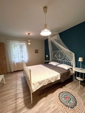 2 bedrooms, travel cot, WiFi, bed sheets