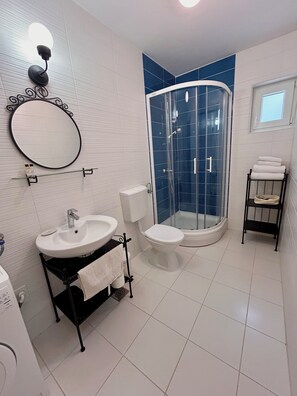 Shower, hair dryer, towels, soap - Charming 2-bedroom apartment with WiFi,AC,parking and yard in lovely Sveti Juraj (Sveti Juraj)