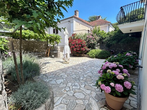Charming 2-bedroom apartment with WiFi,AC,parking and yard in lovely Sveti Juraj
