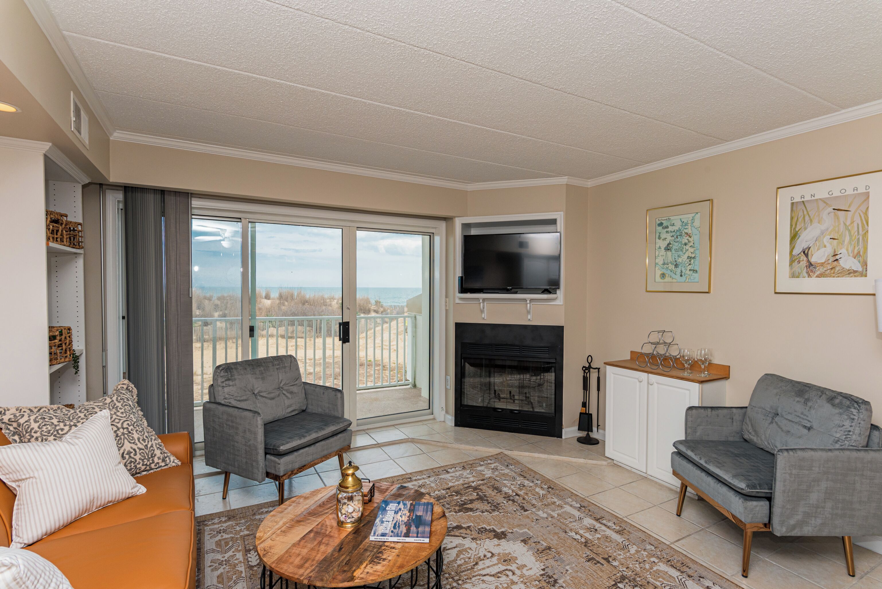 Living Room/Balcony/TV