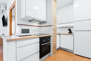 Kylskåp, mikrovågsugn, diskmaskin och kaffe- och tebryggare