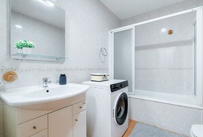 Douche, sèche-cheveux, serviettes fournies, savon