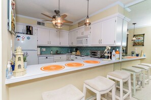 Een koelkast, een microgolfoven, een oven, een kookplaat