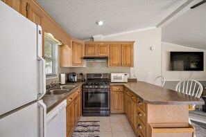 Fridge, microwave, stovetop, dishwasher