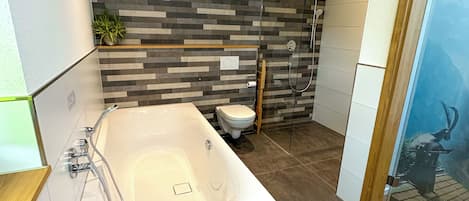 Douche, sèche-cheveux, bidet, serviettes fournies