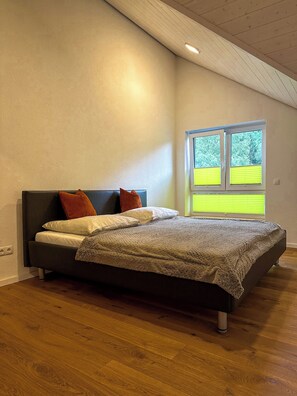 3 bedrooms, travel cot, free WiFi, bed sheets