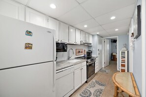 Kühlschrank, Mikrowelle, Herdplatte, Geschirrspüler