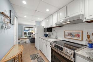 Køleskab, mikrobølgeovn, kogeplade, opvaskemaskine