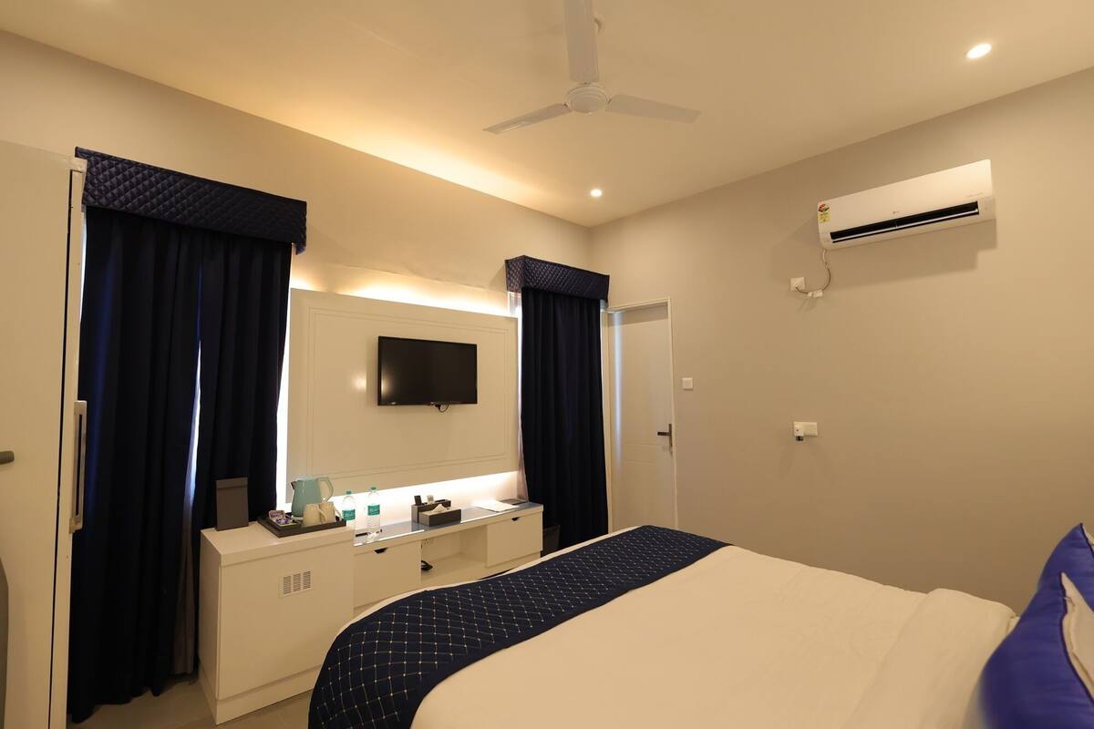 Minibar, in-room safe, iron/ironing board, rollaway beds