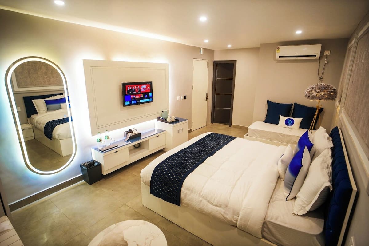 Standard Room | Minibar, in-room safe, iron/ironing board, rollaway beds