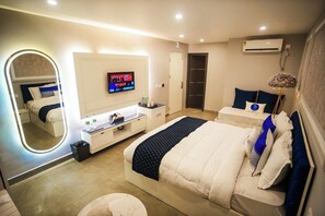 Standard Room | Minibar, in-room safe, iron/ironing board, free WiFi