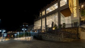 Un edificio moderno con un letrero que dice TERRABLISS de noche.