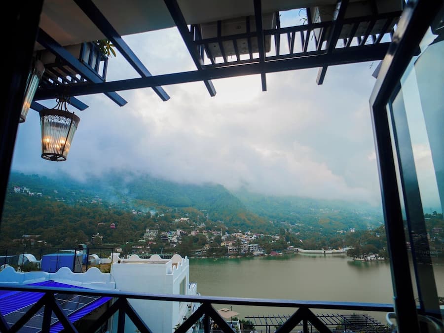 Quarto premium, vista para o lago | Frigobar, cofres nos quartos, ferros/tábuas de passar roupa