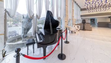 Futbolito, tenis de mesa y juguetes