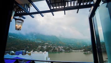 Executive Room, Lake View | Minibar, in-room safe, iron/ironing board, free WiFi