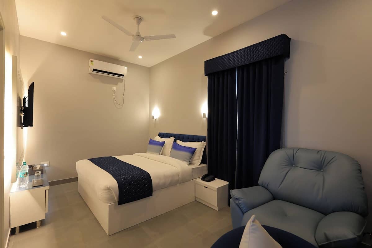 Junior Suite | Minibar, in-room safe, iron/ironing board, free WiFi