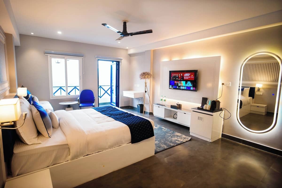 Executive Double Room, Lake View | Minibar, in-room safe, iron/ironing board, free WiFi