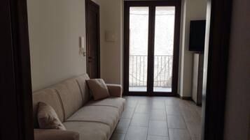 Triple Room, Mountain View | Desk, free WiFi