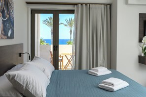 Suíte panorâmica, vista para o mar | 1 quarto, roupas de cama premium, ferros/tábuas de passar roupa