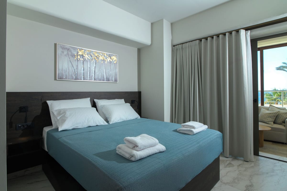 Suite Superior, beranda, pemandangan pantai | 1 kamar tidur, seprai premium, setrika/meja setrika, dan Wi-Fi gratis